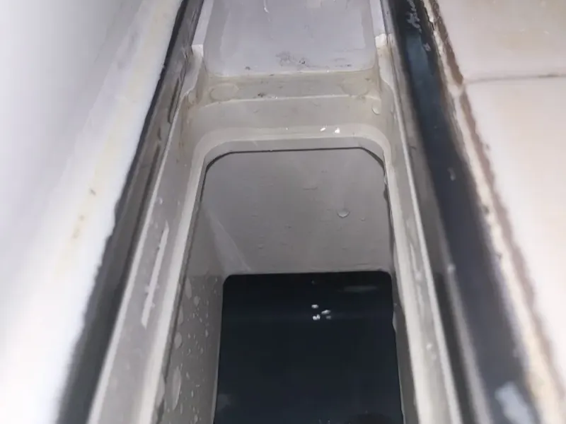 울산 북구 덮개를 들어낸 긴 배수구 속 고인 물