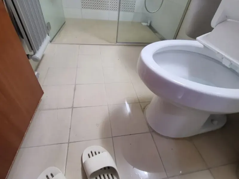 울산 북구 물이 넘쳐 젖은 화장실 바닥